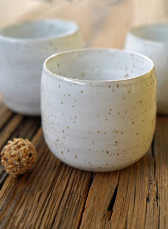 Preview: Handgefertigte Keramikbecher – Weiß mit zarten Sprenkeln